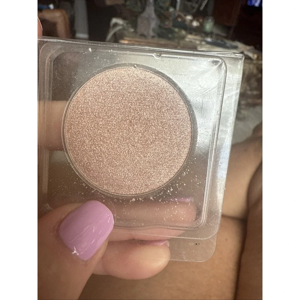 NEWCIATE LONDON GLOW-moon‎ dust Replacement Eye Shadow. 4269